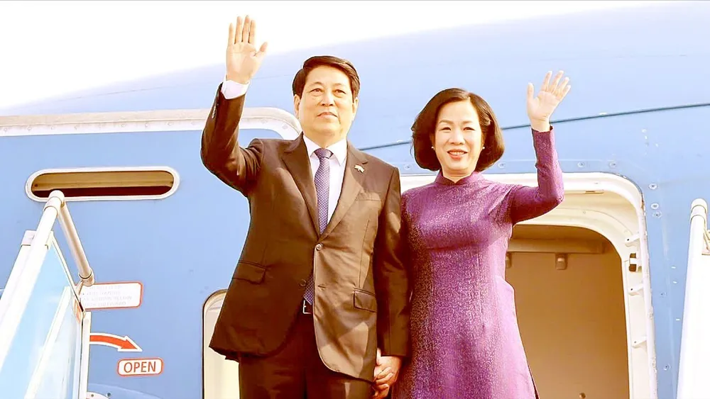 Chủ tịch nước Lương Cường và Phu nhân rời Hà Nội, lên đường dự khóa họp 80 Đại hội đồng Liên hợp quốc, kết hợp hoạt động song phương tại Hoa Kỳ. Ảnh: TTXVN