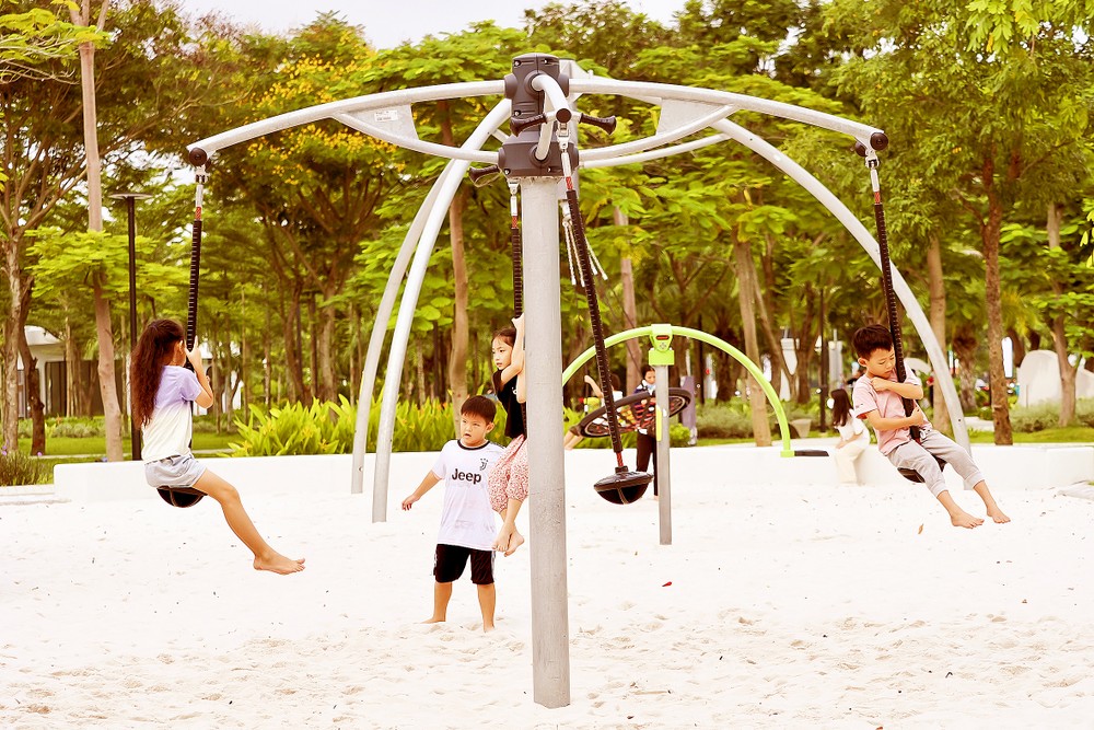 The children are playing at Phu My Park, Tan Hung Ward, HCMC (Photo: SGGP)