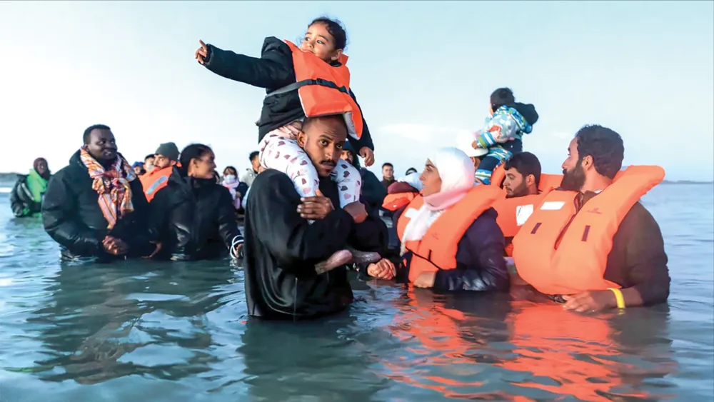 Những người Pháp di cư đang chờ đợi ngoài khơi Gravelines (Pháp) để lên thuyền vượt eo biển Manche. Ảnh: Getty Images