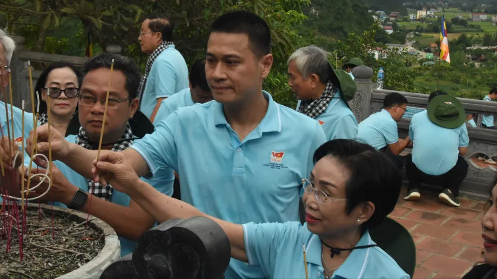 Đồng chí Nguyễn Việt Long, Phó trưởng Ban Tuyên giáo và Dân vận Thành ủy TPHCM dâng hương tại Đền thờ Chủ tịch Hồ Chí Minh