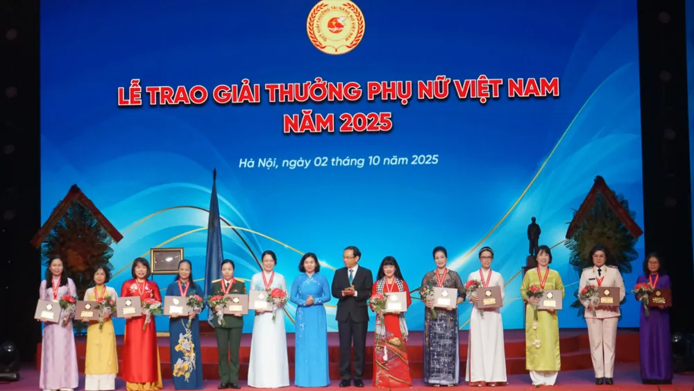 Trao Giải thưởng Phụ nữ Việt Nam năm 2025 cho 12 cá nhân xuất sắc. Ảnh: VIẾT CHUNG