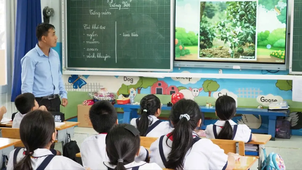 Học sinh lớp 5/2, Trường Tiểu học Đặng Trần Côn (phường Vĩnh Hội, TPHCM) trong giờ học lồng ghép ứng dụng AI