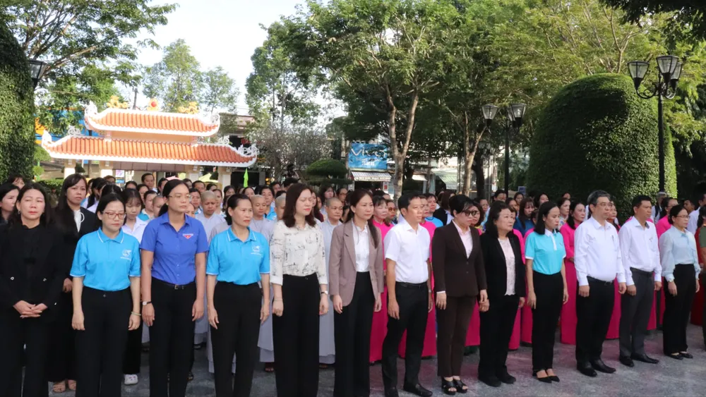 Đoàn đại biểu dâng hoa, dâng hương tưởng nhớ các Anh hùng liệt sĩ và Anh hùng Lực lượng Vũ trang nhân dân Võ Thị Sáu tại công viên Tượng đài liệt sĩ Võ Thị Sáu 