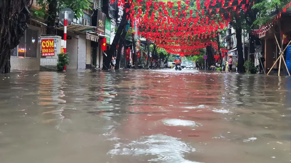 Mưa lớn ngày 30-9 khiến nhiều tuyến đường ở Hà Nội bị ngập lụt nghiêm trọng