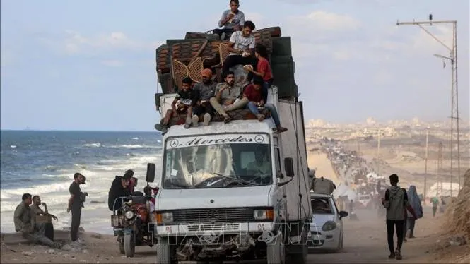 Người dân Palestine sơ tán tránh xung đột khỏi khu vực al-Nuseirat, miền Trung Dải Gaza, ngày 25-9-2025. Ảnh: THX/TTXVN