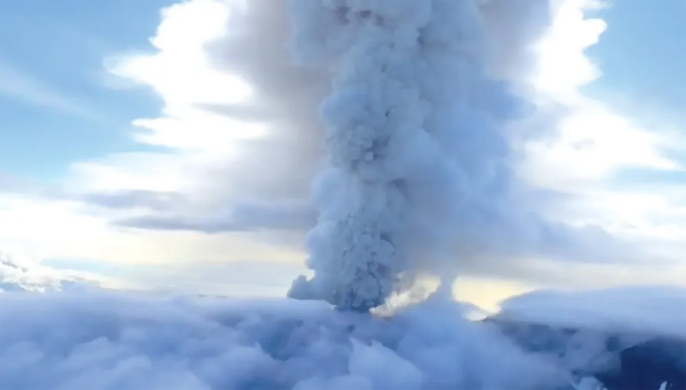 Núi lửa Kronotsky phun trào. Ảnh: PBS