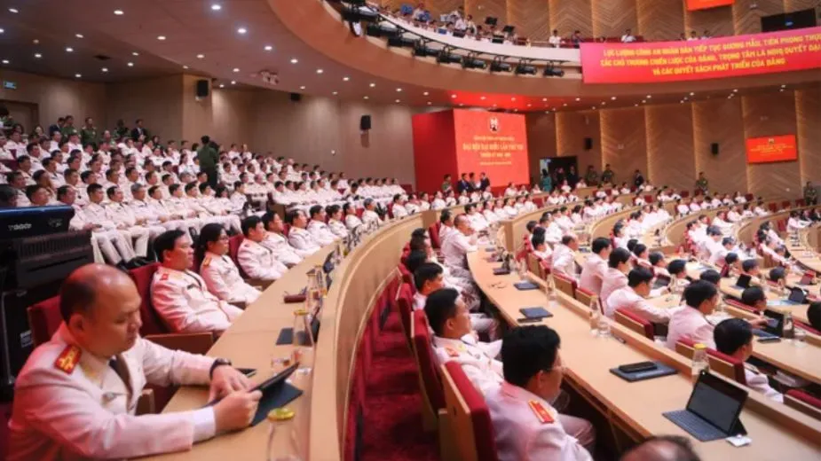 Bộ trưởng Bộ Công an Lương Tam Quang cùng các đại biểu bầu đại biểu dự Đại hội đại biểu toàn quốc lần thứ XIV của Đảng