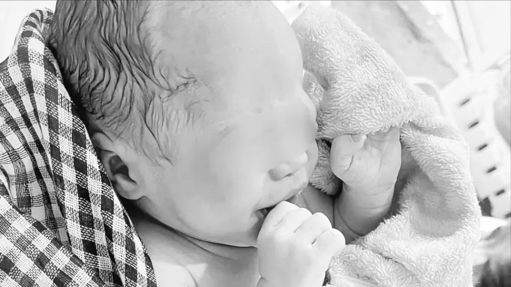 Cà Mau: Bác sĩ kịp thời cứu trẻ sơ sinh đẻ rơi tại nhà