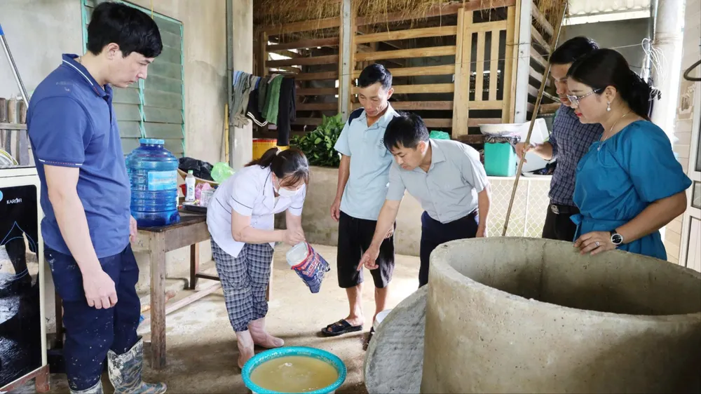 Ông Nguyễn Chí Thanh, Giám đốc CDC Hà Tĩnh hướng dẫn cách khử khuẩn nguồn nước sinh hoạt cho người dân vùng lũ