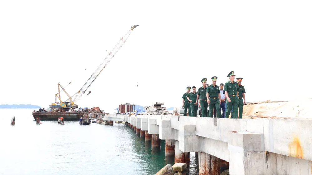 Thiếu tướng Hoàng Hữu Chiến, Phó Tư lệnh, Tham mưu trưởng BĐBP và đoàn công tác nắm tình hình tại đặc khu Kiên Hải. Ảnh: TUẤN KIỆT