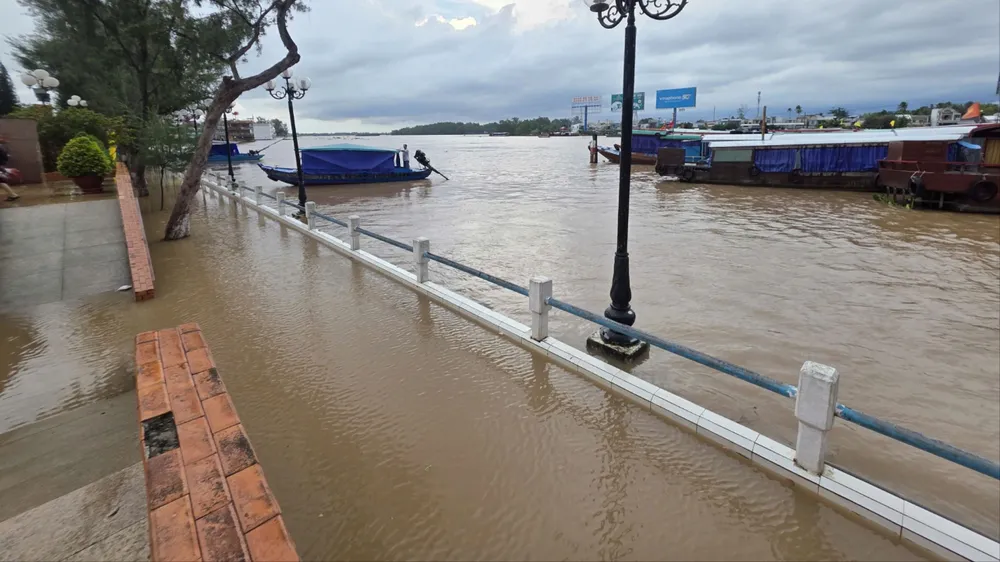 Bến Ninh Kiều ngập nặng trong chiều 7-10