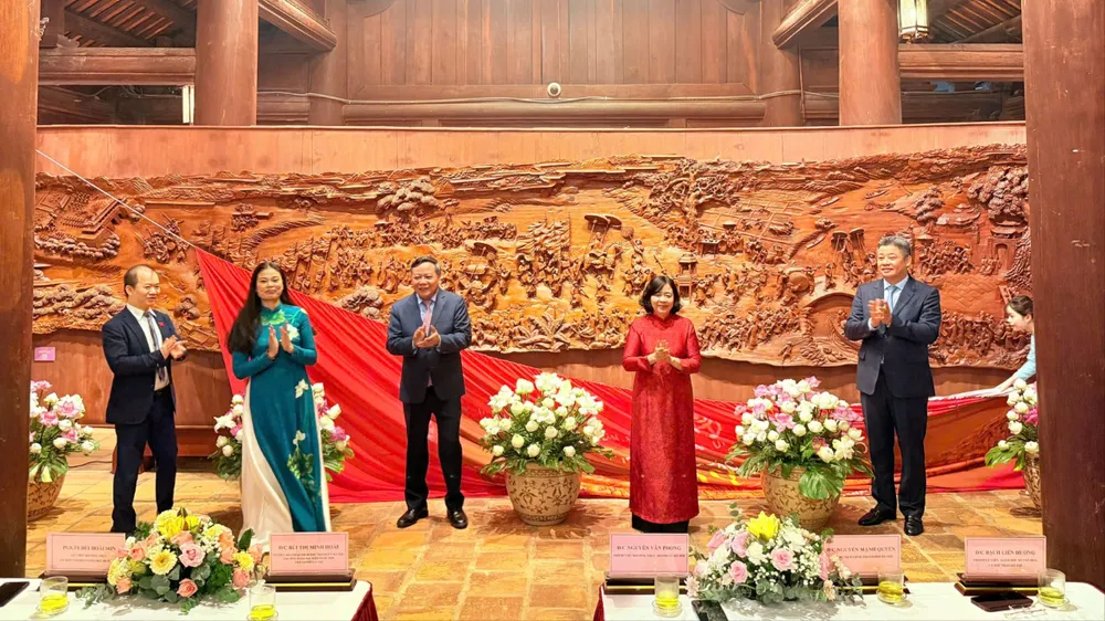 Tác phẩm tranh gỗ “Vinh quy bái tổ” do các nghệ nhân làng nghề của Hà Nội chế tác sẽ được trưng bày tại Văn Miếu - Quốc Tử Giám