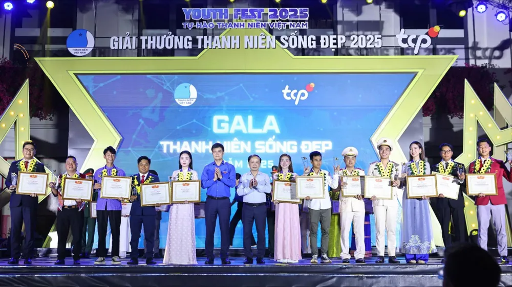 Lễ trao Giải thưởng “Thanh niên sống đẹp năm 2025” cho 20 gương thanh niên tiêu biểu tối 11-10