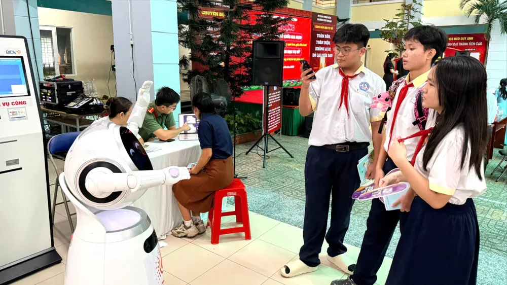 Học sinh phường Phú Nhuận tương tác với Robot thông minh