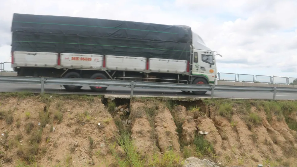 Vị trí xảy ra xói lở mép đường trên tuyến đường cao tốc Vĩnh Hảo - Phan Thiết