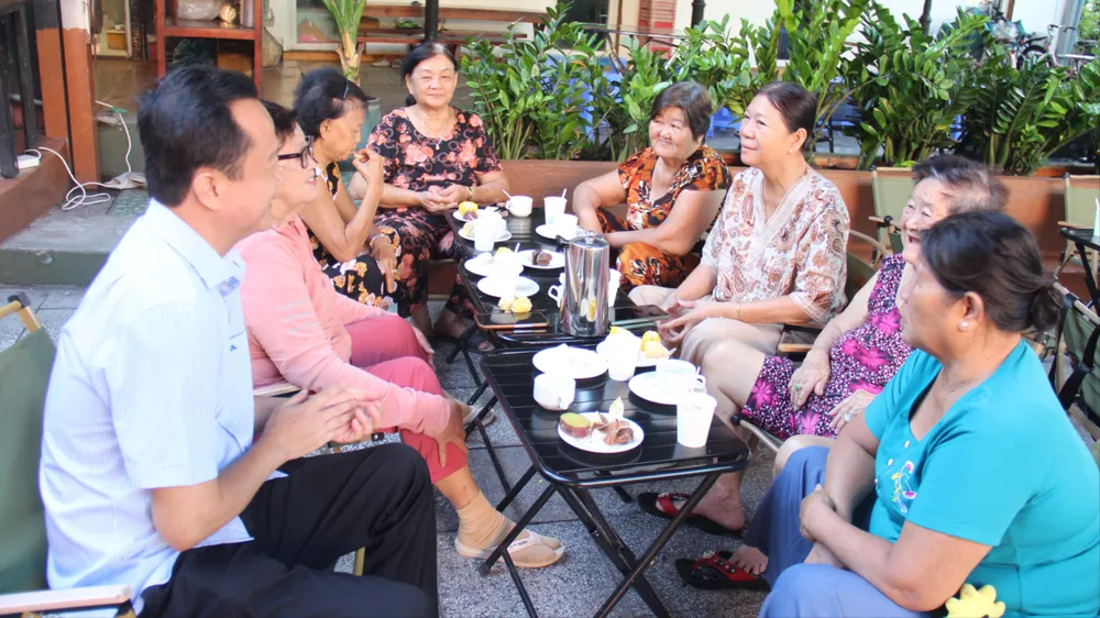 Phó Bí thư Thường trực Đảng ủy phường Thủ Dầu Một Phạm Văn Nồng trao đổi gần gũi với bà con nhân dân