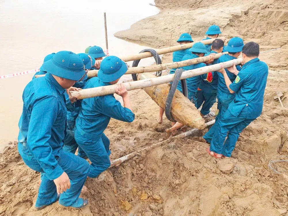 Lực lượng chức năng tiến hành hủy nổ quả bom an toàn.jpg