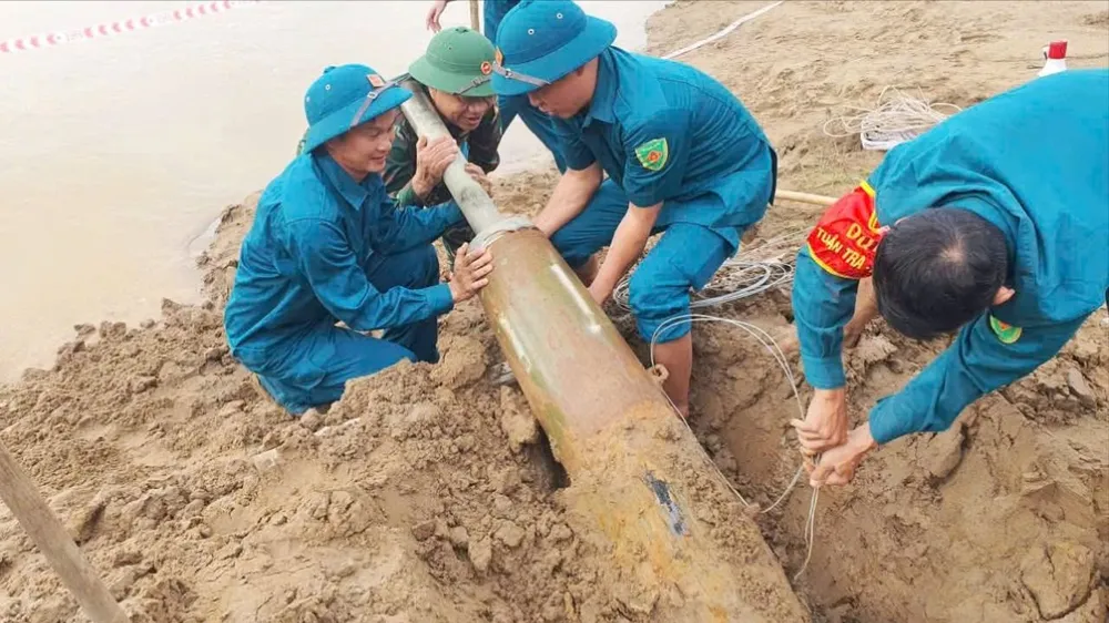 Quả bom được phát hiện dọc bờ sông Lam sau mưa lũ.jpg