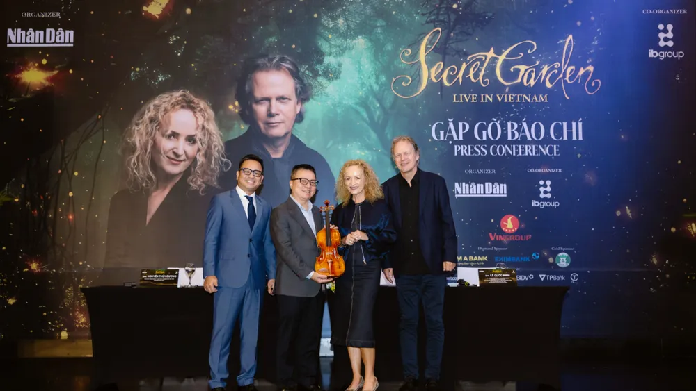 Nhóm nhạc tặng đàn cho ban tổ chức chương trình “Secret Garden Live in Vietnam"