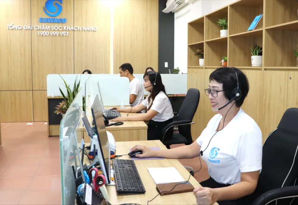 Nhân viên tổng đài chăm sóc khách hàng 1900.999.997 tiếp nhận và xử lý cuộc gọi của khách hàng