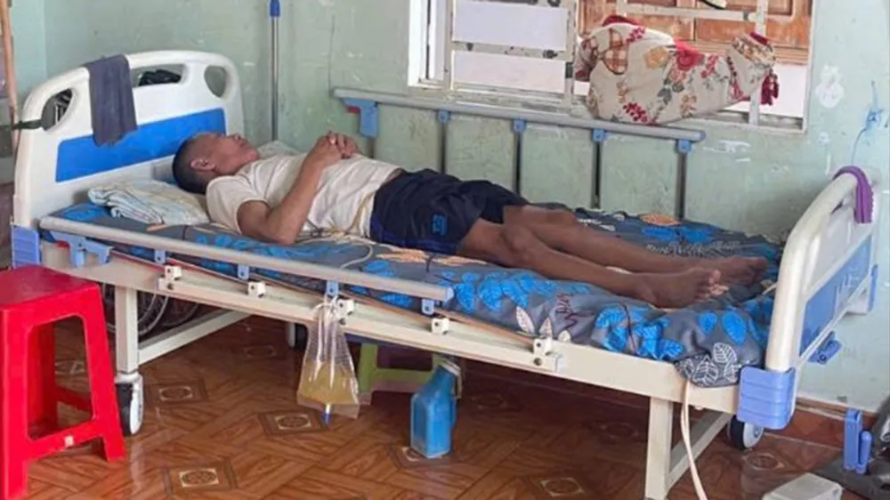 Sau vụ tai nạn, anh Túy bị liệt 2 chân, mọi sinh hoạt đều phải nhờ người thân 