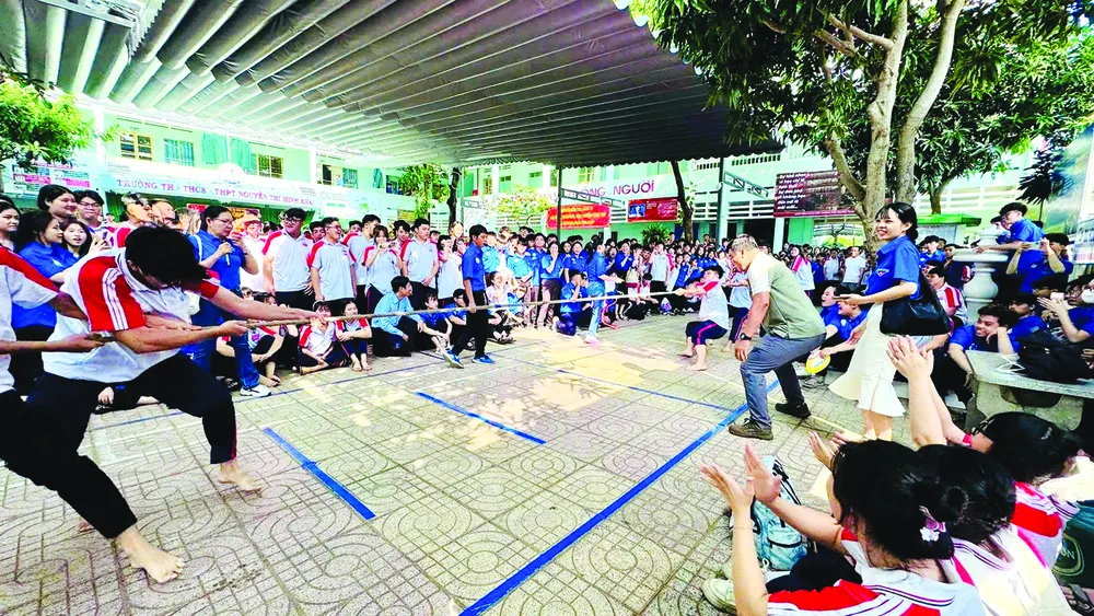 Trường THPT Nguyễn Thị Minh Khai (phường Rạch Dừa) tổ chức nhiều hoạt động sôi nổi để học sinh tăng kết nối trực tiếp, từ bỏ thói quen sử dụng điện thoại vào giờ chơi. Ảnh: KHÁNH CHI 