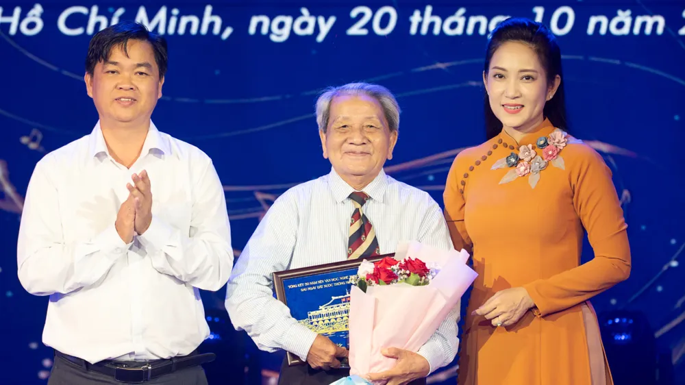 Phó Trưởng Ban Tuyên giáo và Dân vận Thành ủy TPHCM Lê Văn Minh, Phó Giám đốc Sở VH-TT TPHCM Nguyễn Thị Thanh Thúy, tặng hoa và quà lưu niệm cho nhà thơ Hoài Vũ. Ảnh: THÚY BÌNH