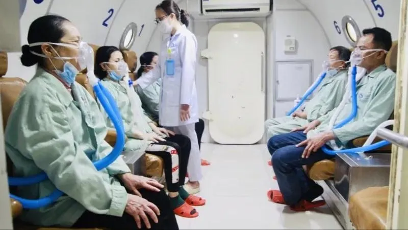 Nhân viên y tế đang hướng dẫn người bệnh đo chức năng hô hấp