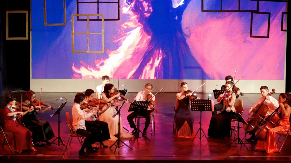 Các nghệ sĩ Việt - Pháp cùng trình diễn những giai điệu rực rỡ trong vở opera kinh điển "Carmen" của Georges Bizet. Ảnh: THÚY BÌNH