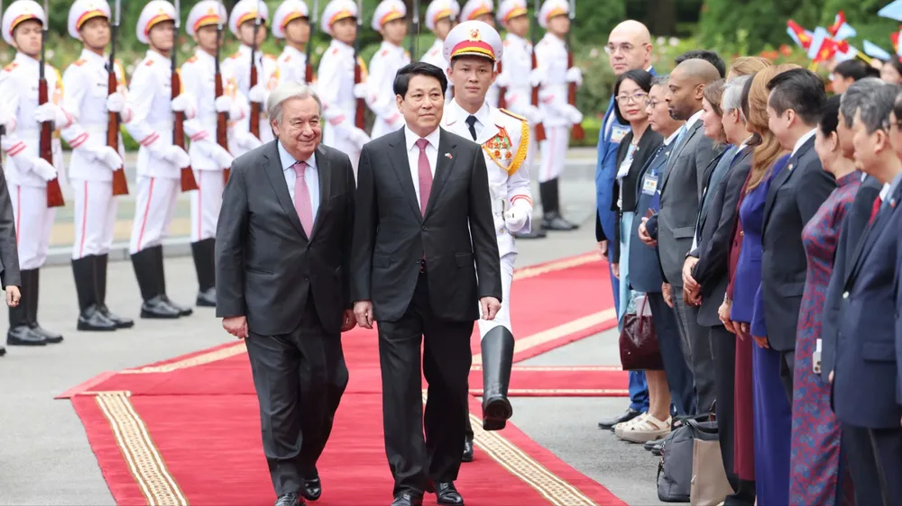 Chủ tịch nước Lương Cường chủ trì Lễ đón cấp Nhà nước Tổng Thư ký Liên hợp quốc António Guterres, chiều 24-10. Ảnh: QUANG PHÚC