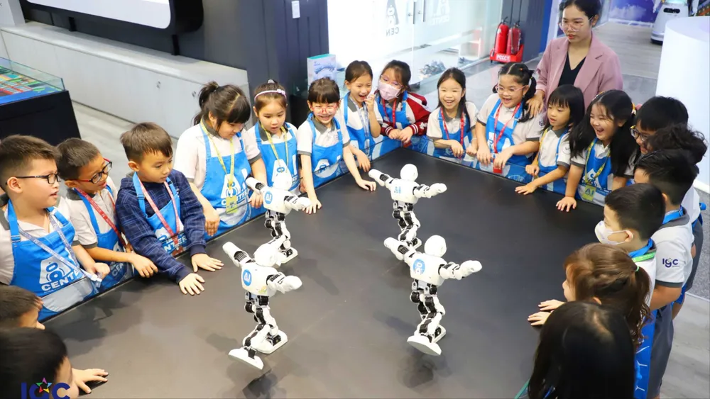 Học sinh tiểu học tìm hiểu và tham quan mô hình robot tại Trung tâm Giáo dục và Đào tạo Trí tuệ nhân tạo của ĐHQG TPHCM