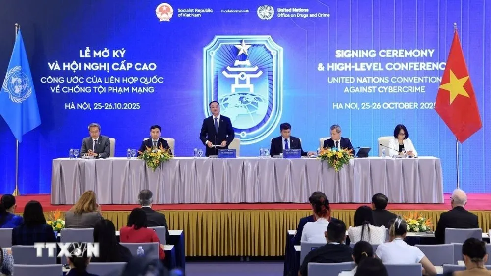 Họp báo quốc tế thông tin về những kết quả của Lễ mở ký và Hội nghị cấp cao Công ước Liên hợp quốc về chống tội phạm mạng chiều 26-10. Ảnh: TTXVN