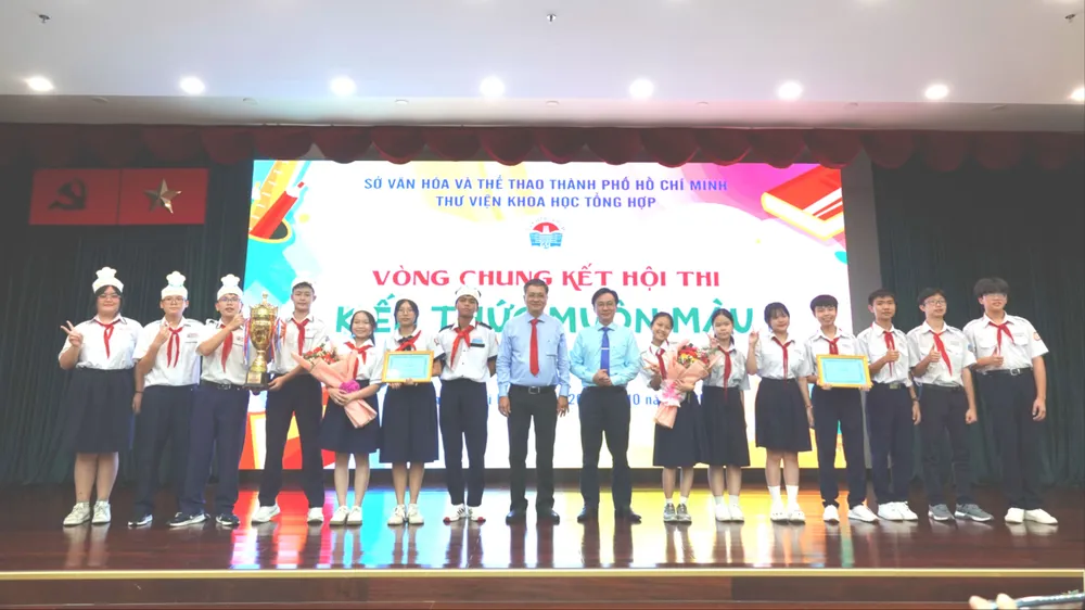 Tặng cúp, giấy khen và hoa cho hai đội tuyển đạt giải Nhất và giải Nhì tại hội thi. Ảnh: THÚY BÌNH