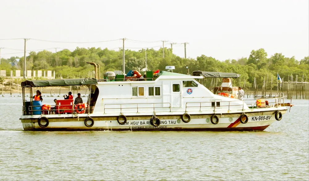 Tàu kiểm ngư làm nhiệm vụ trên sông Dinh, TPHCM