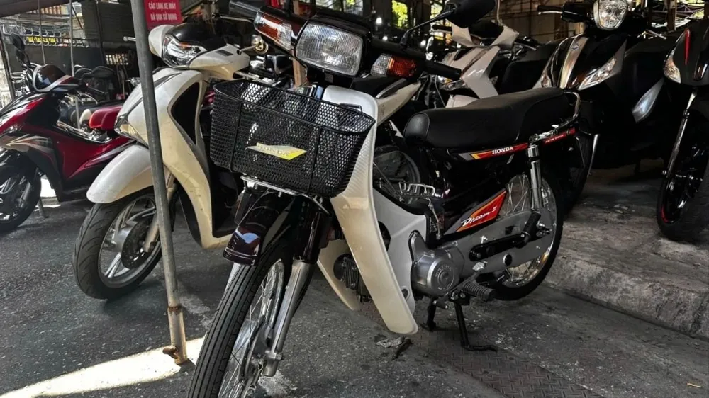 Xe máy xăng có thể cải tạo thành xe điện chạy song song hai chế độ xăng - điện. Ảnh: QUỐC HÙNG