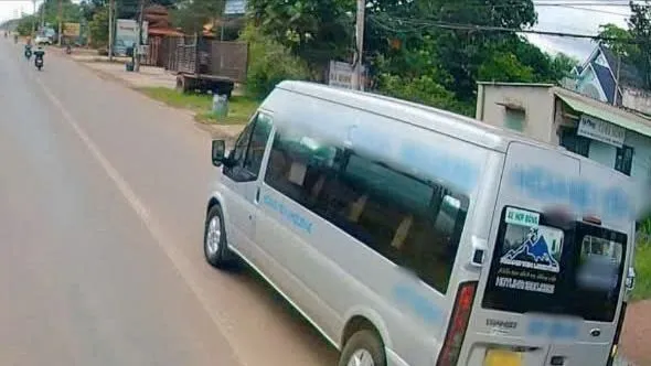 Xe khách chạy không đúng làn đường trên Quốc lộ 13