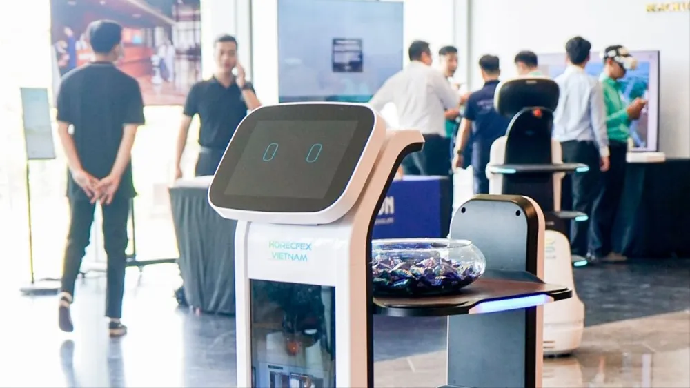 Robot khách sạn hoạt náo tại Đà Nẵng