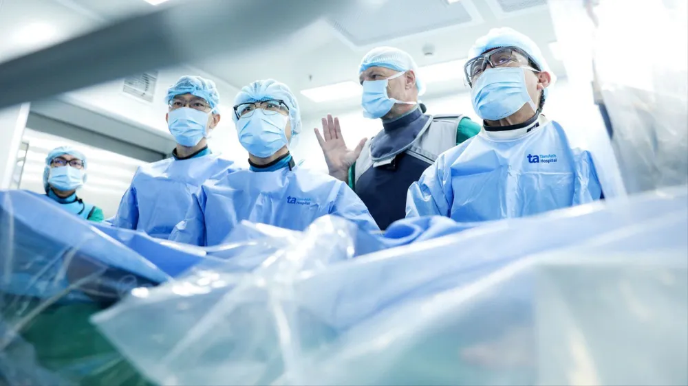 Các bác sĩ Bệnh viện Đa khoa Tâm Anh TPHCM thực hiện kỹ thuật TAVI cho người bệnh. Ảnh: TRUNG VŨ