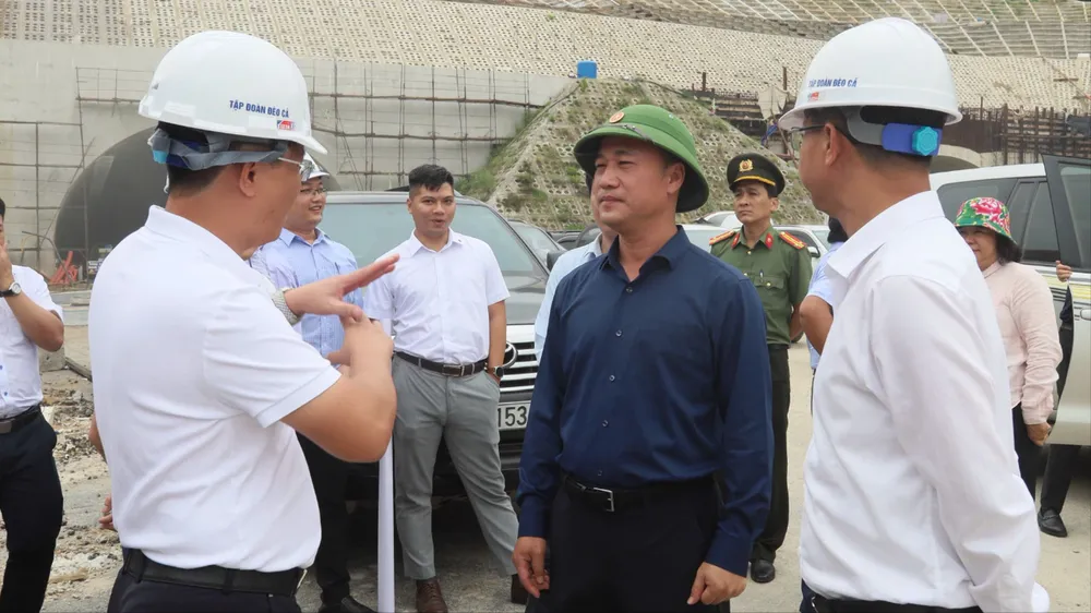 Thứ trưởng Bộ Xây dựng Nguyễn Việt Hùng kiểm tra tại khu vực hạng mục hầm số 3