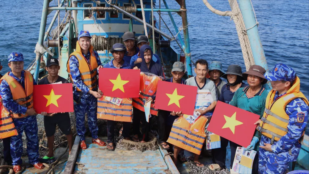 Cảnh sát biển trao tặng cờ Tổ Quốc, áo phao, nhu yếu phẩm để ngư dân yên tâm vươn khơi bám biển