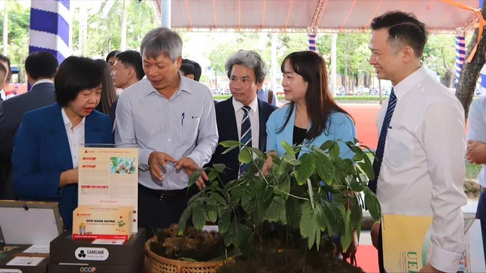 Các đại biểu tham quan gian hàng về sản phẩm khởi nghiệp. Ảnh: XUÂN QUỲNH