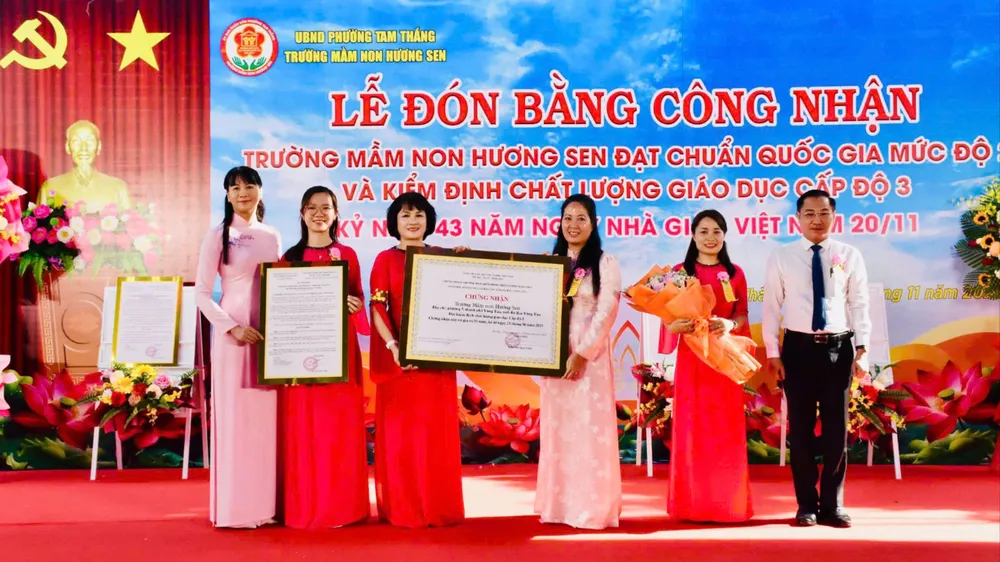 Trường Mầm non Hương Sen đón nhận Bằng công nhận Trường Chuẩn quốc gia mức độ 2 và Chứng nhận Kiểm định chất lượng giáo dục cấp độ 3
