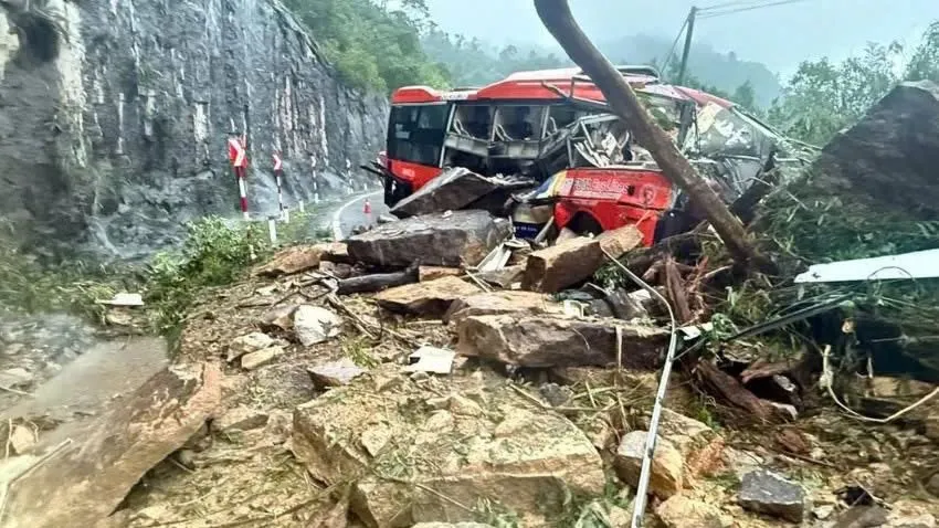 Hiện trường vụ sạt lở đèo Khánh Lê