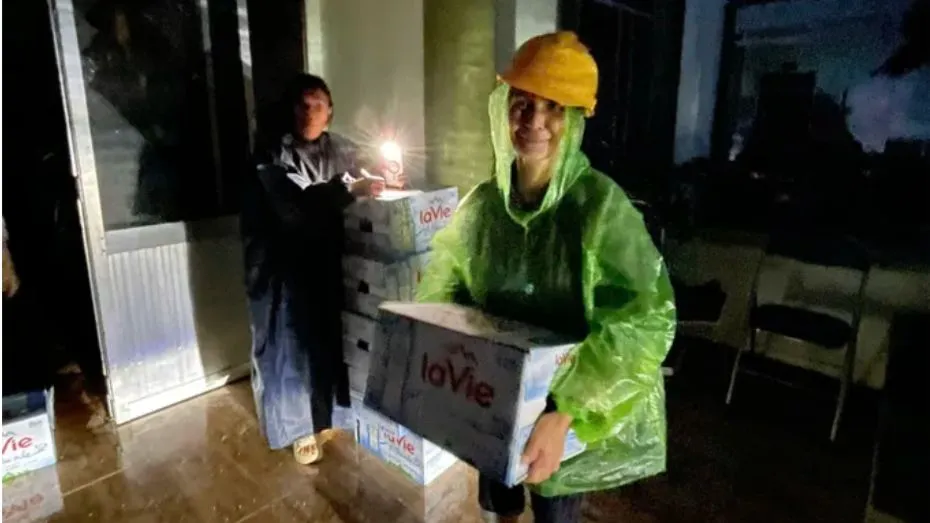 Người dân ở xã Tuy An Đông (tỉnh Đắk Lắk) nhận hàng cứu trợ. Ảnh do Cục QLĐPCTT cung cấp