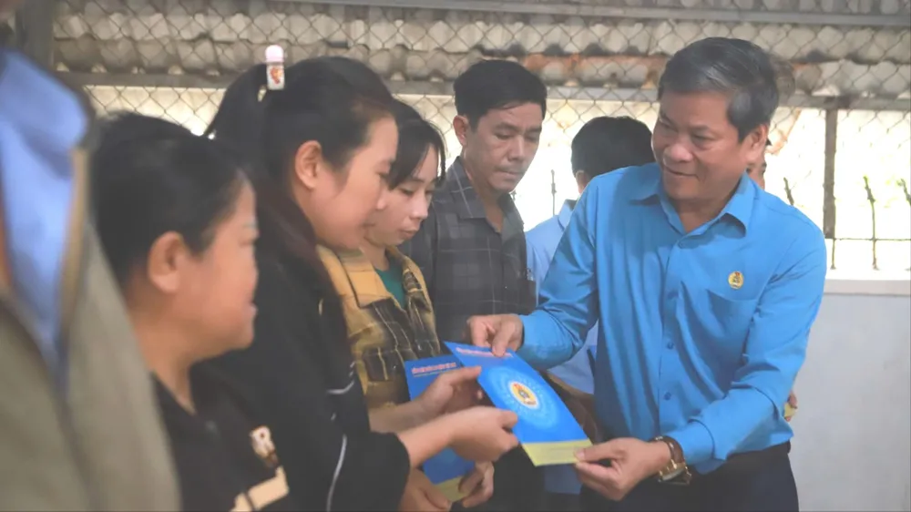 Phó Chủ tịch Tổng Liên đoàn Lao động Việt Nam Huỳnh Thanh Xuân trao hỗ trợ cho những công nhân chịu thiệt hại bởi thiên tai ở tỉnh Gia Lai, ngày 24-11. Ảnh: Tổng LĐLĐVN cung cấp