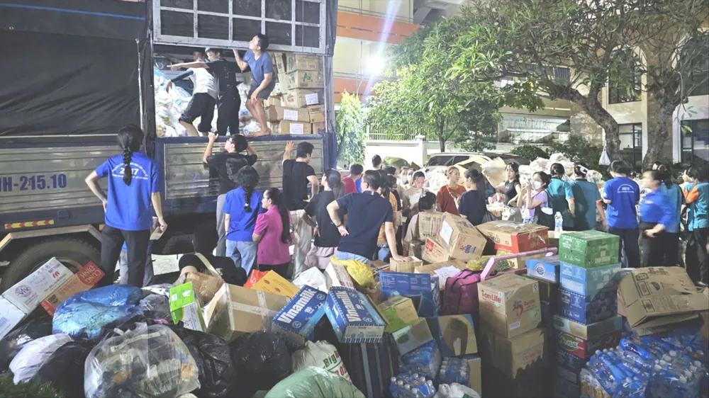 Nhu yếu phẩm được vận chuyển lên xe để hỗ trợ tỉnh Đắk Lắk