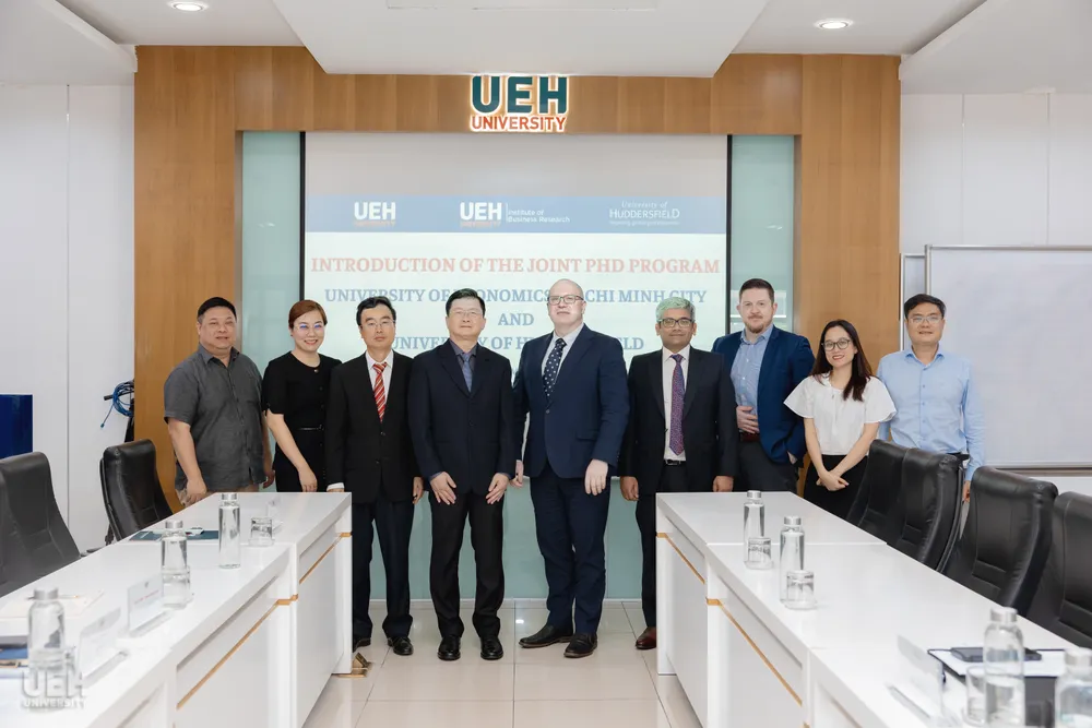 chụp ảnh lưu niệm.jpg