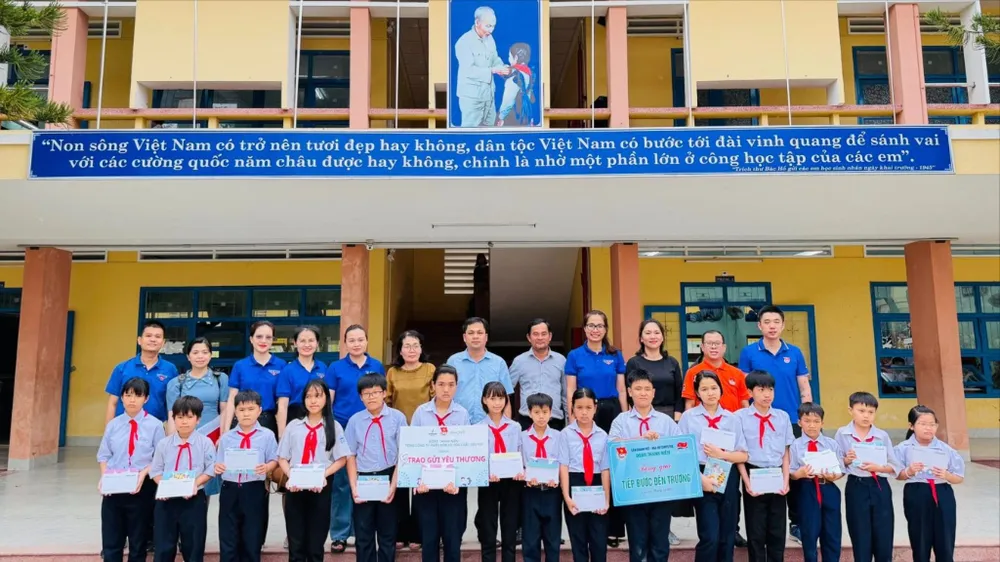 Đoàn thanh niên Vietsovpetro tặng quà cho các em học sinh tiểu học tại Gia Lai