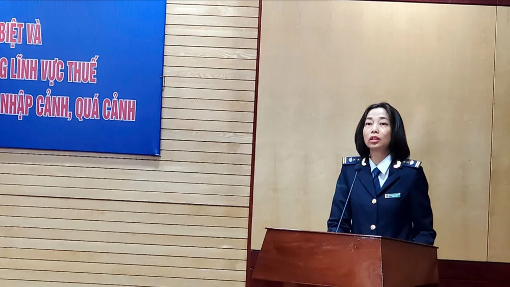 Bà Nguyễn Thị Khánh Huyền, Ban Nghiệp vụ thuế hải quan (Cục Hải quan) thông tin tại buổi họp báo. Ảnh: HÀ NGUYỄN