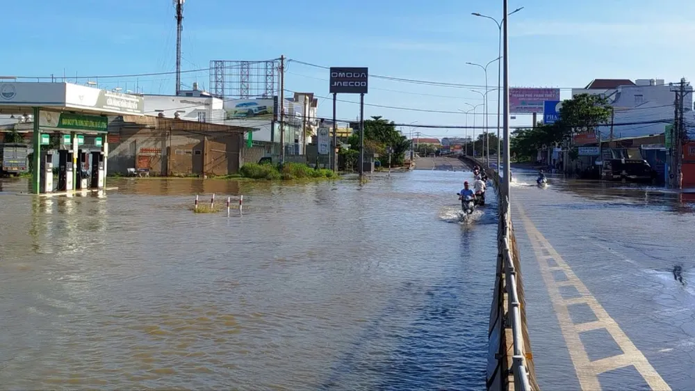 Nước lũ thượng nguồn đổ về, nhiều đoạn quốc lộ 1 ách tắc